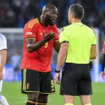 Romelu Lukaku in Belgisch tenue in gesprek met een scheidsrechter na de wedstrijd.
