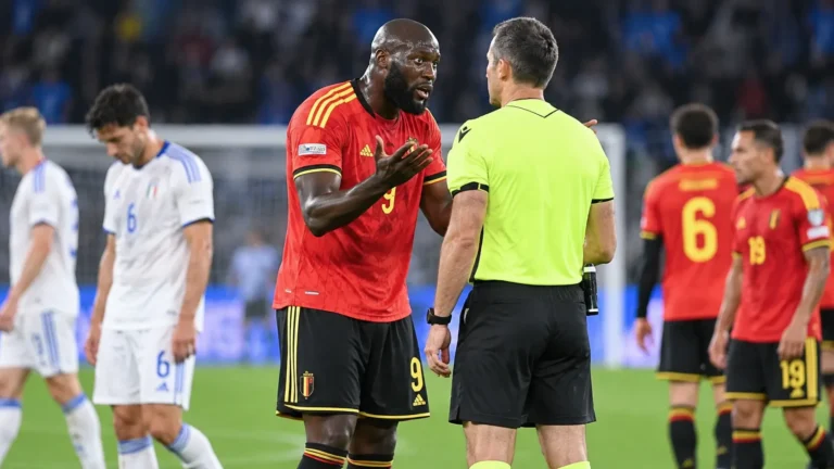 Romelu Lukaku in Belgisch tenue in gesprek met een scheidsrechter na de wedstrijd.