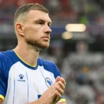 Edin Dzeko in het tenue van Bosnië en Herzegovina in een stadion.
