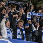 Collectieve KSK Heist-supporters vieren in de tribune na de strafschoppenreeks.