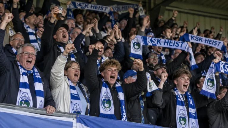 Collectieve KSK Heist-supporters vieren in de tribune na de strafschoppenreeks.