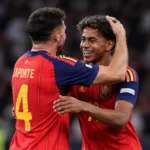 Twee Spaanse spelers vieren samen een moment tijdens de Nations League-wedstrijd tegen Engeland.