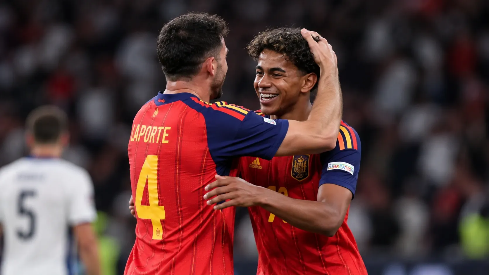 Twee Spaanse spelers vieren samen een moment tijdens de Nations League-wedstrijd tegen Engeland.