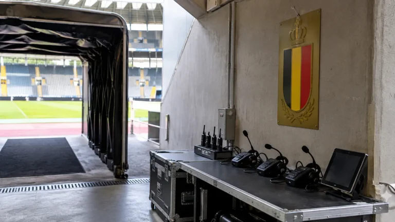Lege spelerstunnel in het Koning Boudewijnstadion met een Belgische voetbalembleemplaat bij de officiëlenzone.