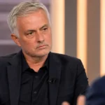 José Mourinho tijdens een televisie-interview in een rustige studiocontext
