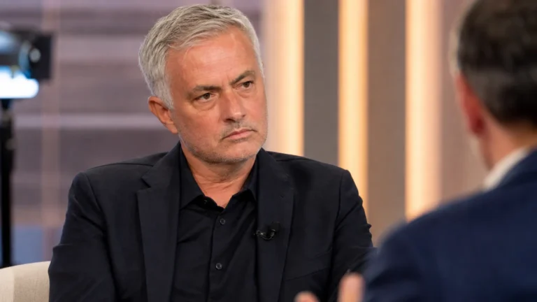 José Mourinho tijdens een televisie-interview in een rustige studiocontext