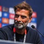 Jürgen Klopp tijdens een persmoment in een voetbalstadion.
