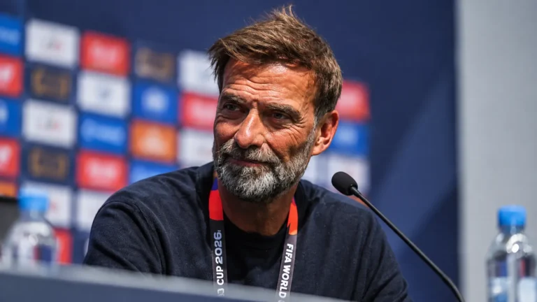 Jürgen Klopp tijdens een persmoment in een voetbalstadion.