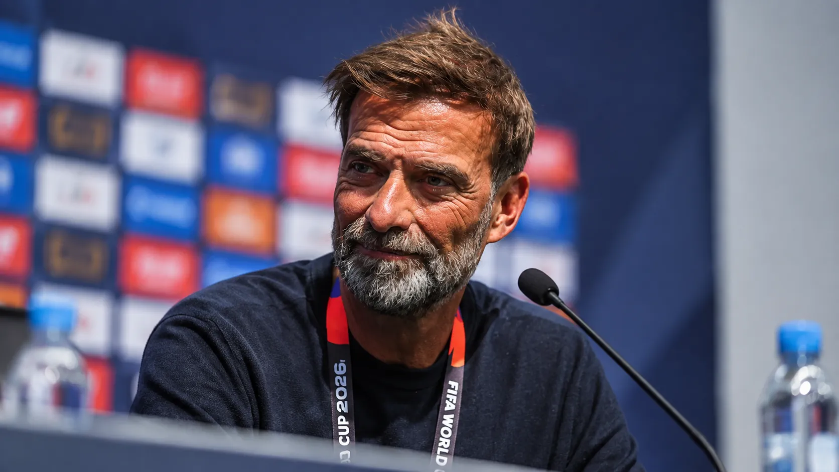 Jürgen Klopp tijdens een persmoment in een voetbalstadion.