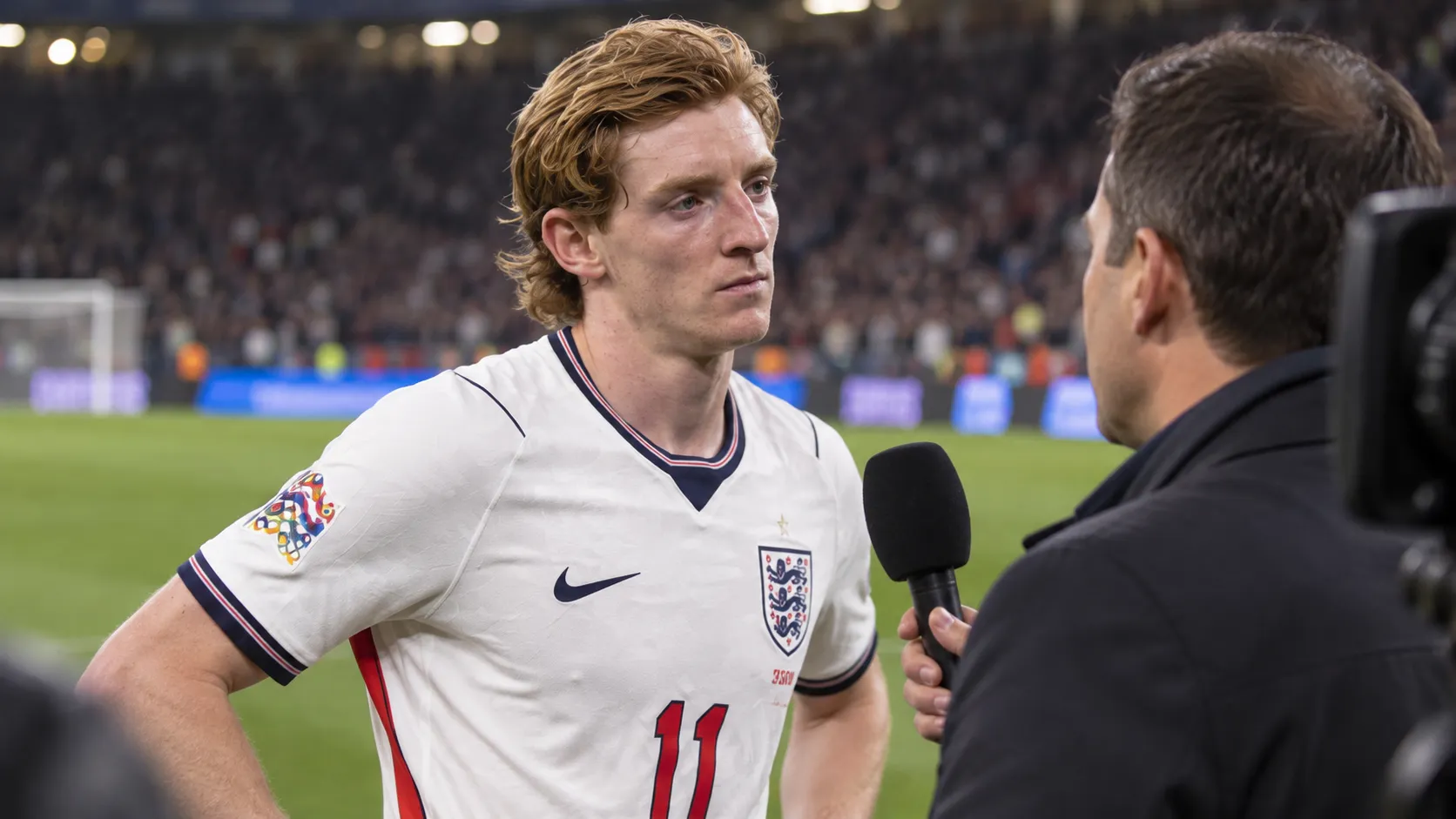 Anthony Gordon in het witte shirt van Engeland tijdens een interview langs het veld.