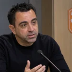 Xavi Hernández spreekt tijdens een mediamoment van het Nederlands elftal.