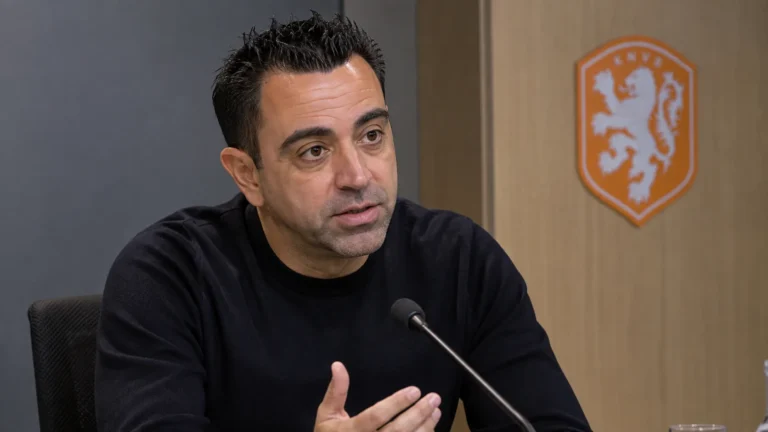 Xavi Hernández spreekt tijdens een mediamoment van het Nederlands elftal.