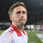 Brecht Dejaegere van KV Kortrijk na een wedstrijd aan de rand van het veld.