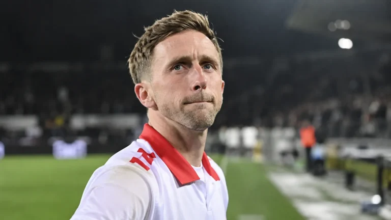 Brecht Dejaegere van KV Kortrijk na een wedstrijd aan de rand van het veld.