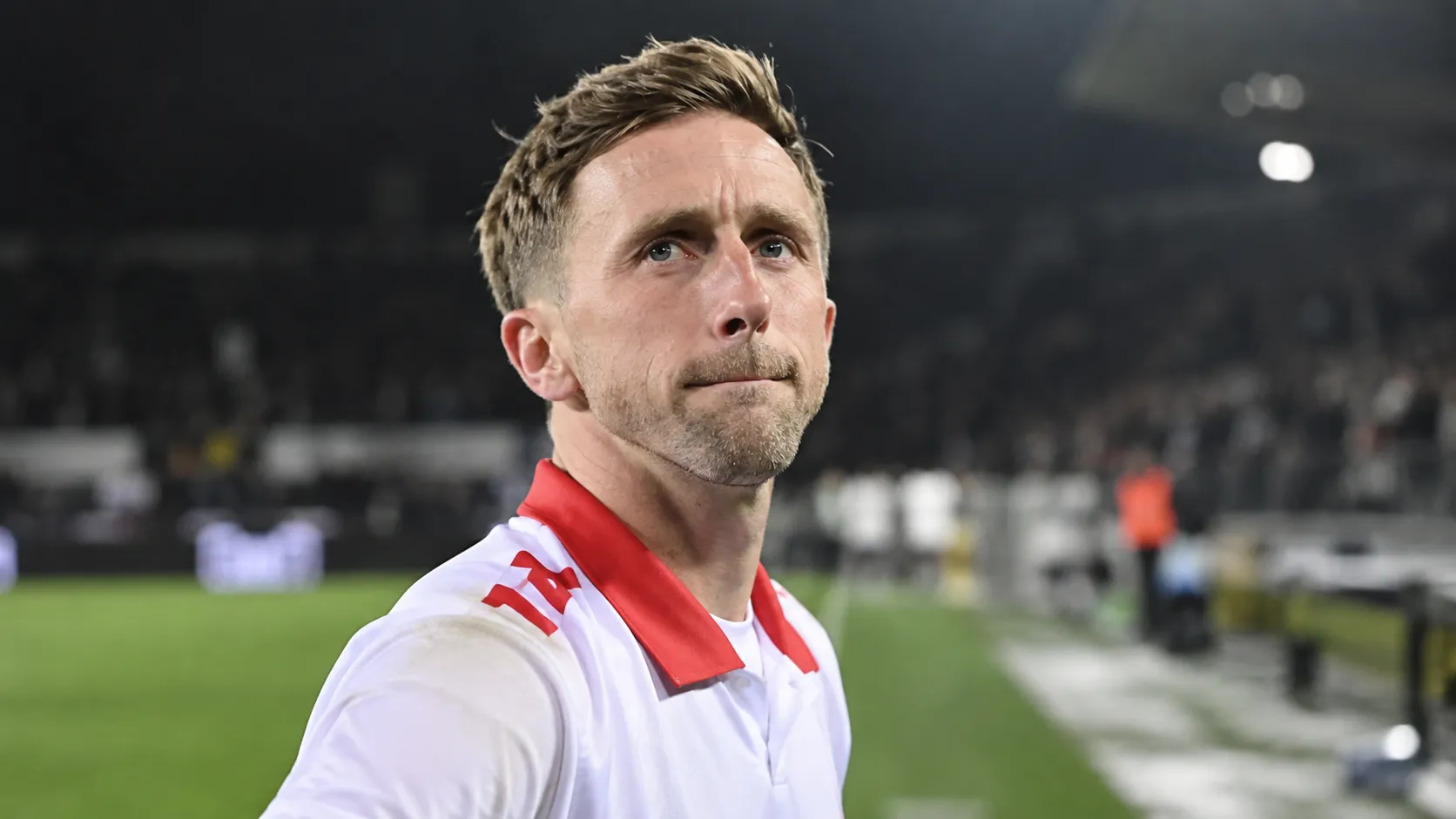 Brecht Dejaegere van KV Kortrijk na een wedstrijd aan de rand van het veld.