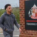 Chemsedine Talbi in een grijze hoodie bij de ingang van het trainingscomplex van Sunderland.