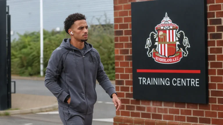 Chemsedine Talbi in een grijze hoodie bij de ingang van het trainingscomplex van Sunderland.