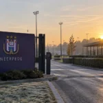 Lege ingang van Neerpede met een authentiek RSC Anderlecht-embleem op het vaste toegangsbord.