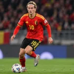 Mika Godts in actie in het rode tenue van België tijdens een Nations League-wedstrijd.
