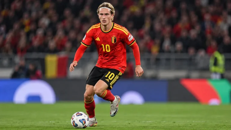 Mika Godts in actie in het rode tenue van België tijdens een Nations League-wedstrijd.