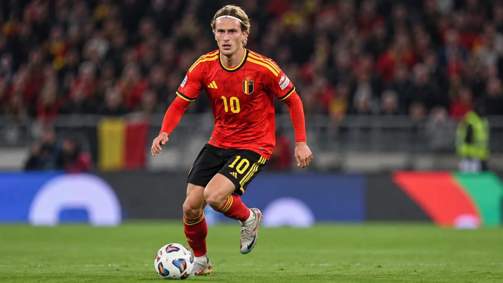 Mika Godts in actie in het rode tenue van België tijdens een Nations League-wedstrijd.