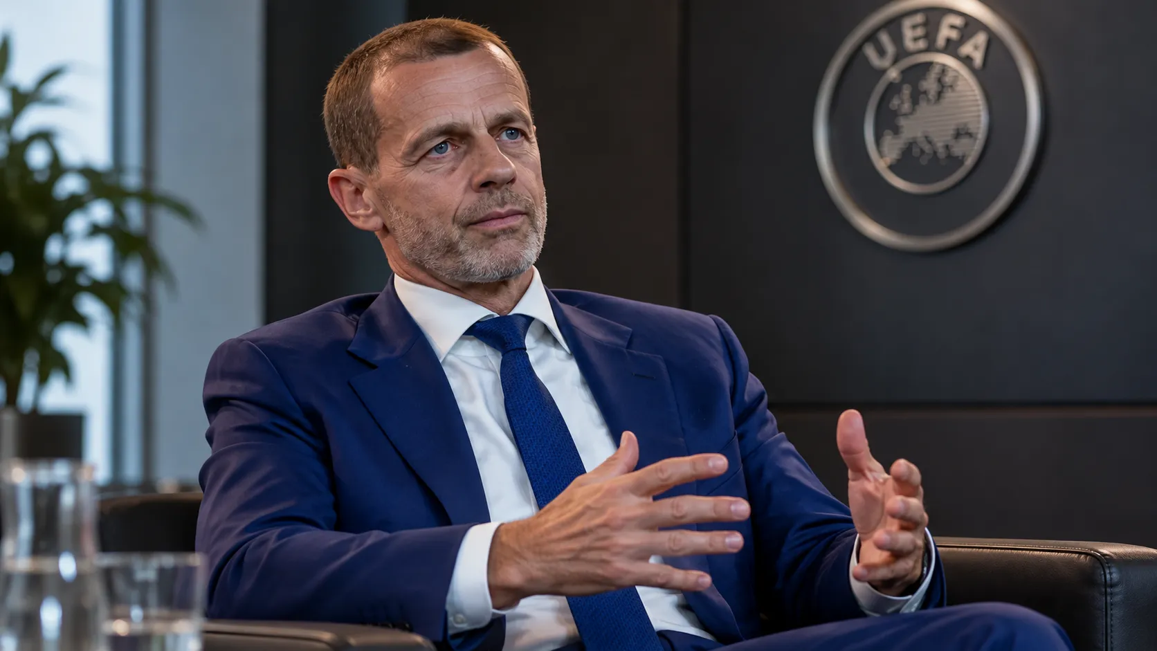 Aleksander Ceferin spreekt in een UEFA-interviewsetting over stadioninfrastructuur.