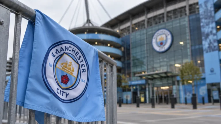 Een lichtblauwe vlag van Manchester City aan een stadioningang.