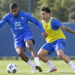 Twee Franse voetballers tijdens een oefenvorm op een trainingsveld.