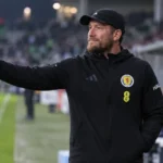 Sébastien Pocognoli staat na afloop aan de rand van het veld in zijn Schotse coachjas.