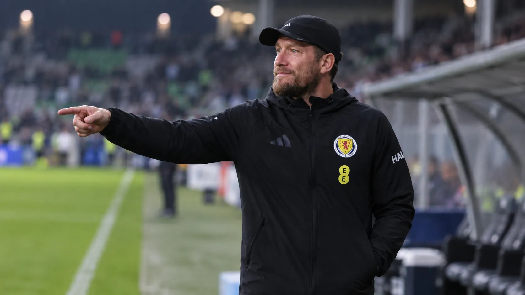 Sébastien Pocognoli staat na afloop aan de rand van het veld in zijn Schotse coachjas.