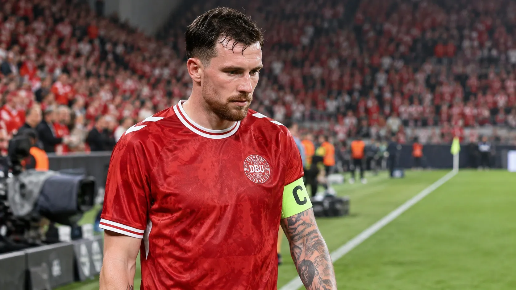 Pierre-Emile Højbjerg in het tenue van Denemarken na een wedstrijd.