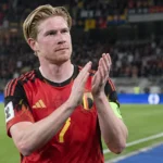 Kevin De Bruyne applaudisseert na afloop in het rode tenue van België.