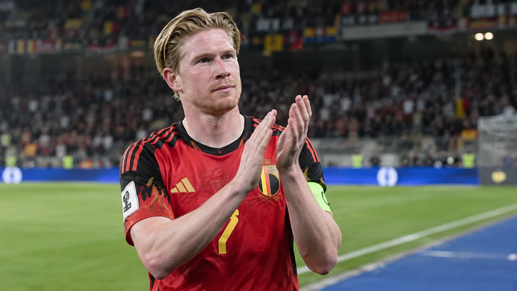 Kevin De Bruyne applaudisseert na afloop in het rode tenue van België.