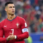 Cristiano Ronaldo in het Portugese shirt op het veld voor een wedstrijd.