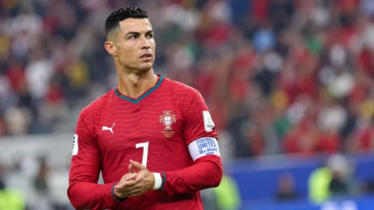 Cristiano Ronaldo in het Portugese shirt op het veld voor een wedstrijd.