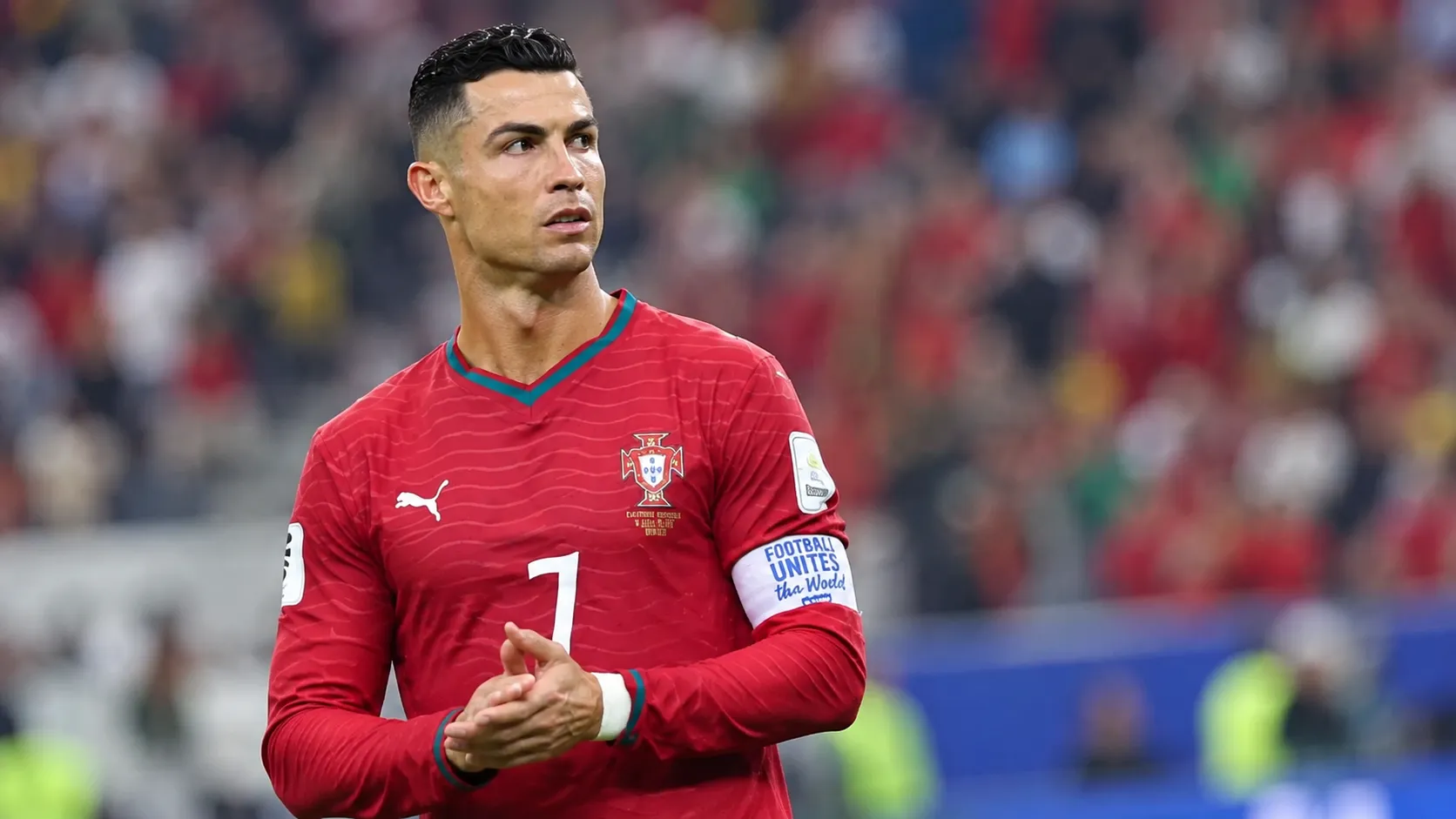Cristiano Ronaldo in het Portugese shirt op het veld voor een wedstrijd.