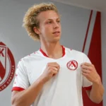 Basile Vroninks poseert tijdens zijn officiële voorstelling in het shirt van KV Kortrijk.