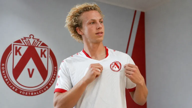 Basile Vroninks poseert tijdens zijn officiële voorstelling in het shirt van KV Kortrijk.