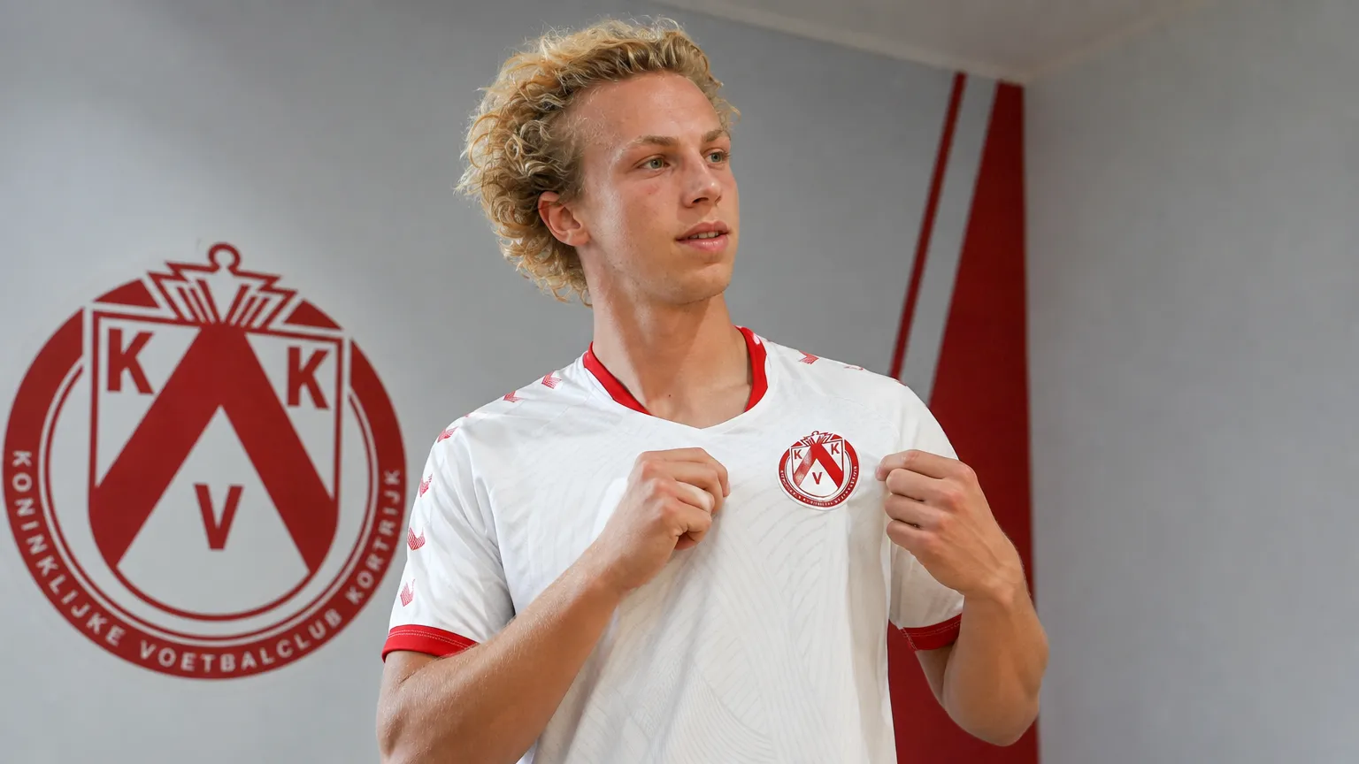 Basile Vroninks poseert tijdens zijn officiƫle voorstelling in het shirt van KV Kortrijk.