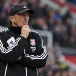 Tony Pulis in Stoke City-trainingsjas langs de zijlijn van een stadion.