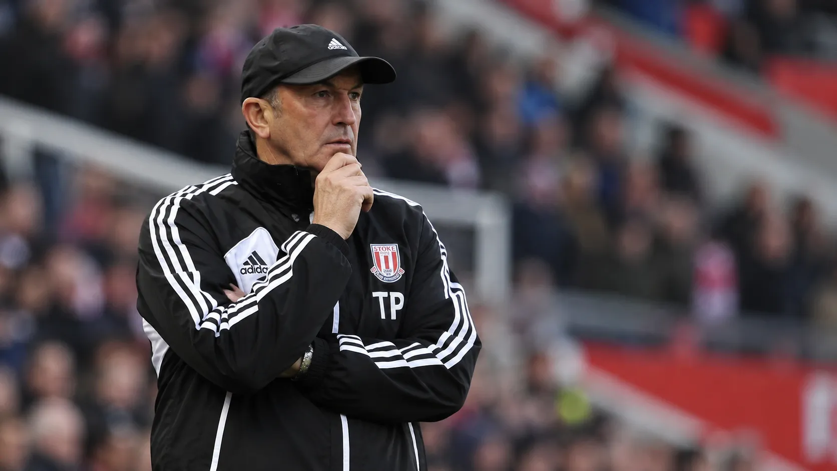 Tony Pulis in Stoke City-trainingsjas langs de zijlijn van een stadion.