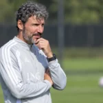 Mark van Bommel observeert een training van België op het oefenveld.