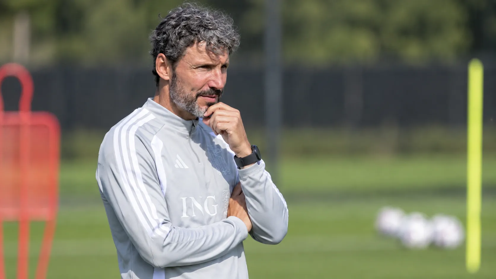 Mark van Bommel observeert een training van Belgiƫ op het oefenveld.