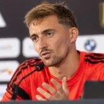 Timothy Castagne spreekt tijdens een persconferentie van de Belgische nationale ploeg.