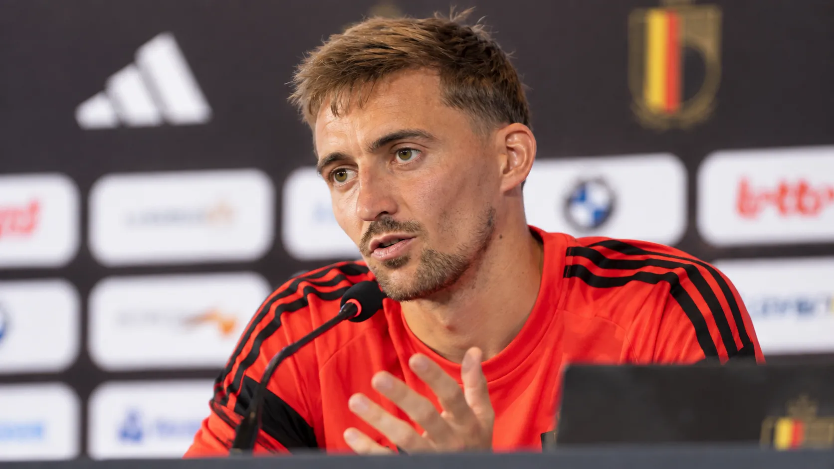 Timothy Castagne spreekt tijdens een persconferentie van de Belgische nationale ploeg.