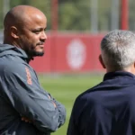Vincent Kompany in gesprek met een staflid op het trainingsveld van Bayern München.