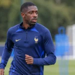 Ousmane Dembélé traint in het blauwe tenue van Frankrijk op een oefenveld.