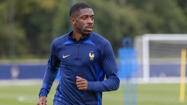 Ousmane Dembélé traint in het blauwe tenue van Frankrijk op een oefenveld.