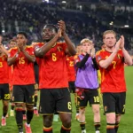 Een groep Belgische internationals applaudisseert op het veld na een Nations League-wedstrijd.