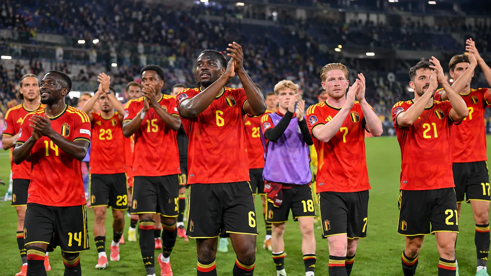 Een groep Belgische internationals applaudisseert op het veld na een Nations League-wedstrijd.